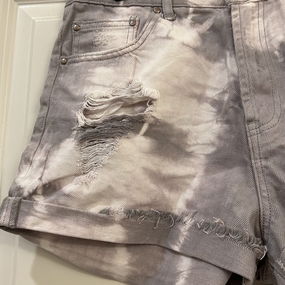 Forever 21 ladies shorts - Picture 2 of 7